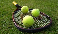 raquette et balles de tennis
