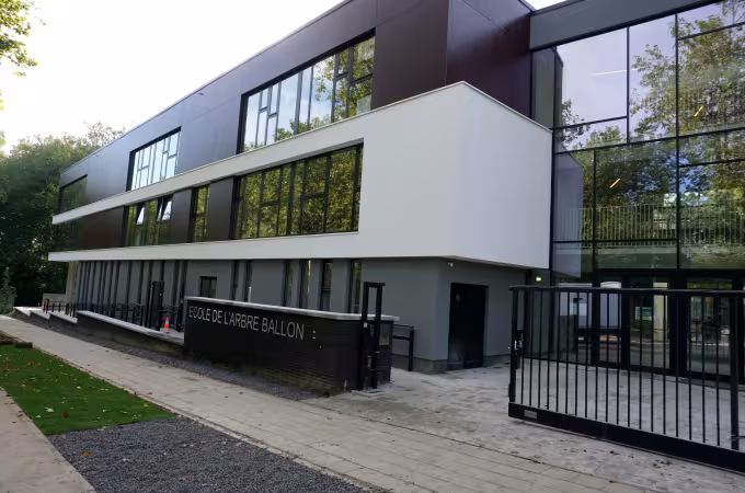 façade de l'école de l'Arbre Ballon
